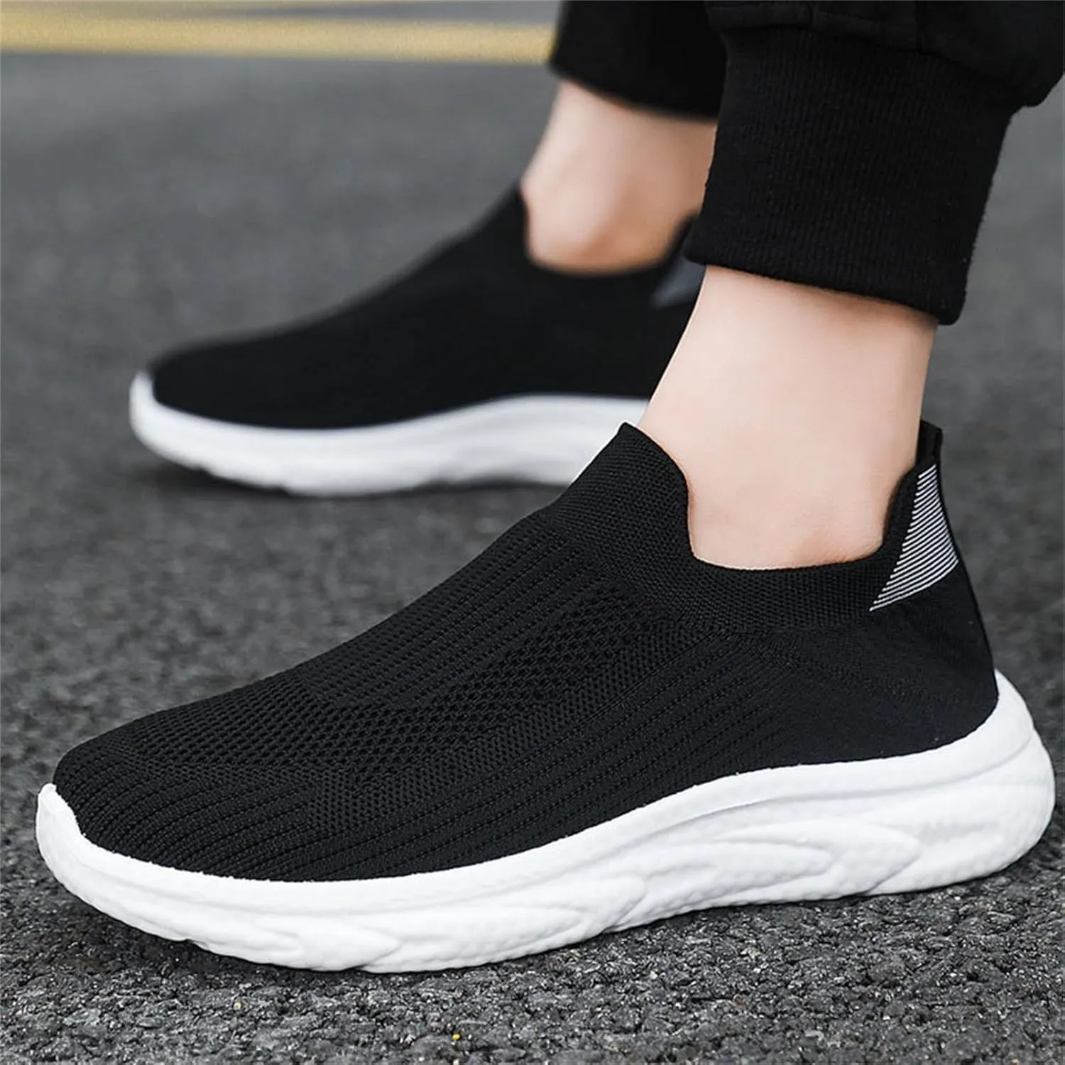 Autumn and Summer Men Sports Shoes Flat Bottom Lightweight Mesh Breathable Slip On Comfortable Fashion Canvas Shoes