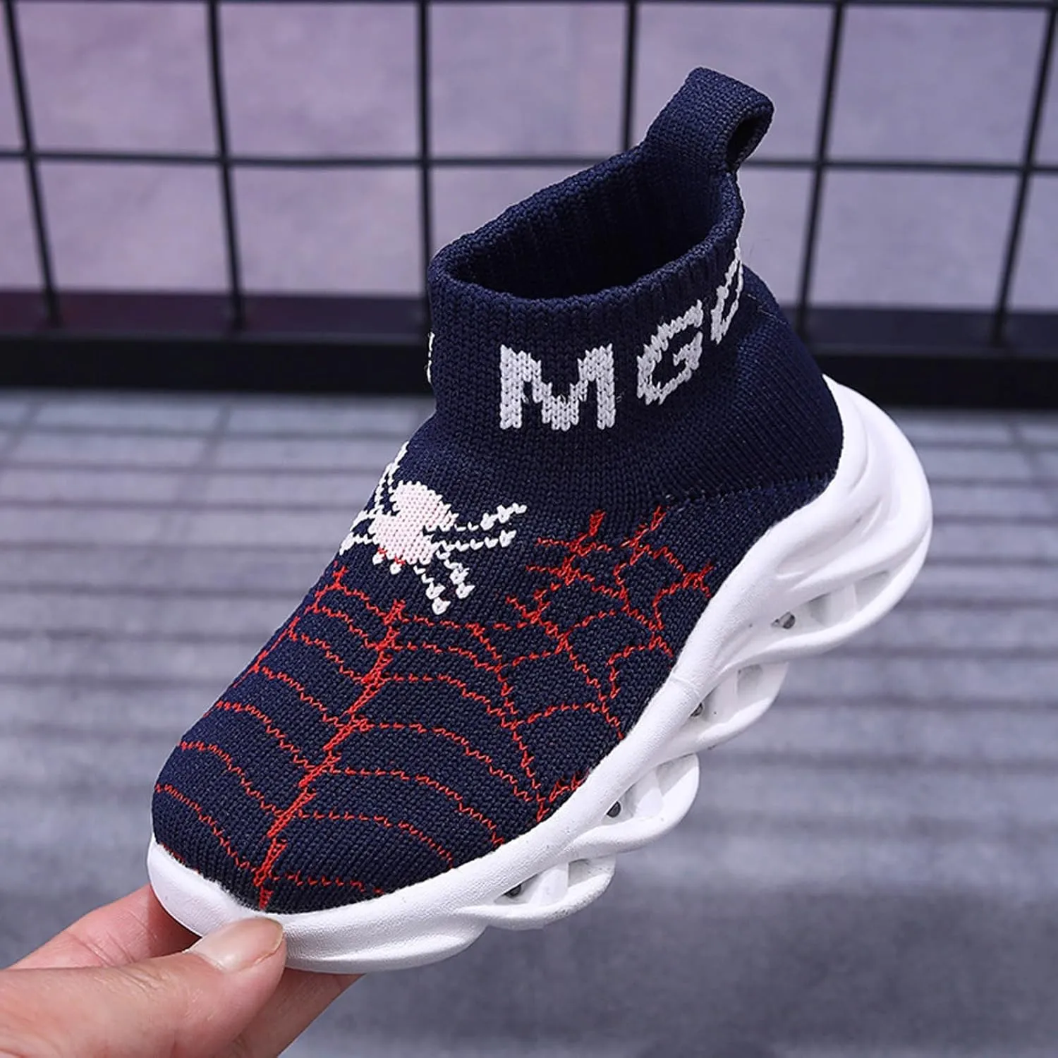 Toddler Boys Girls Light Up Shoes LED Lightweight Mesh Breathable Walking Sneakers Kids Fashion Boys Shoes Slip on